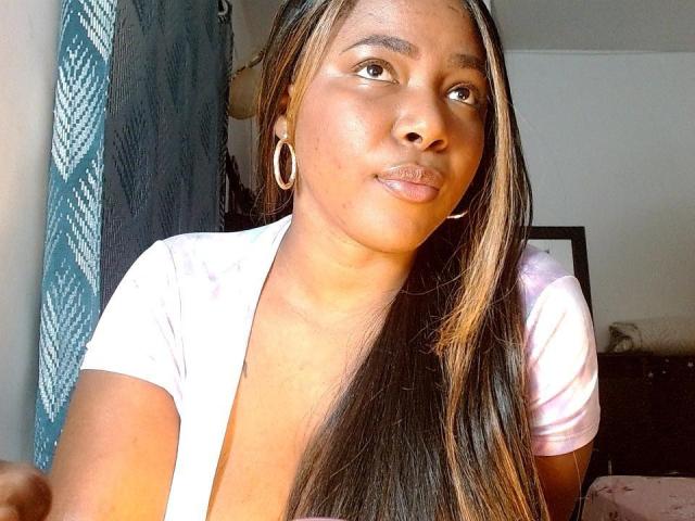 EmiraHot - Live Sex Cam - 17686102