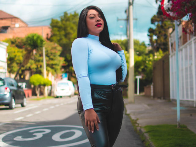 DanielaGarciia - Live Sex Cam - 17878590