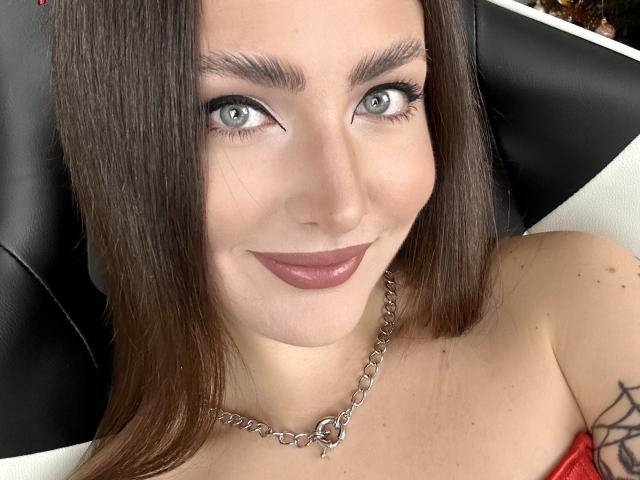 Tinalinphea ha gli occhi azzurri, i capelli castani e lisci, e un sorriso con rossetto rosa. Indossa una collana con una catena d'argento e un vestito con spalline rosse, che mostra un tatuaggio sulla spalla..