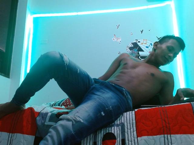 AlbertsBig - Live porn &amp; sex cam - 17988730