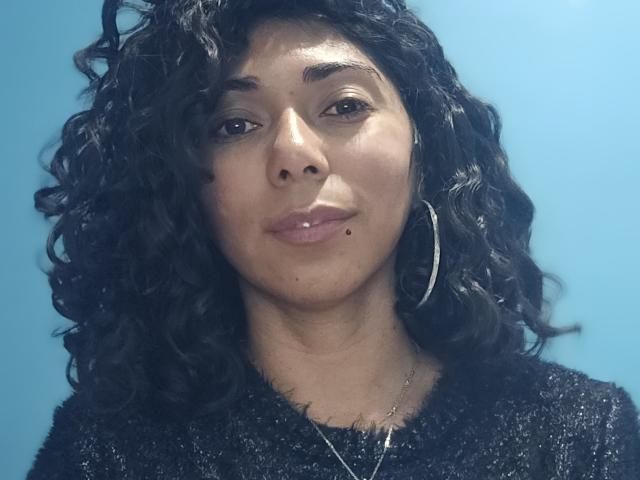 Lola Petterson ha i capelli neri ricci, gli occhi marroni e una lentiggine sulla guancia destra. Indossa un maglione nero con una trama particolare e un orecchino a cerchio argentato..