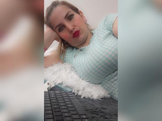 GiuliaAddams - Élő pornó és szexkamera - 18079566