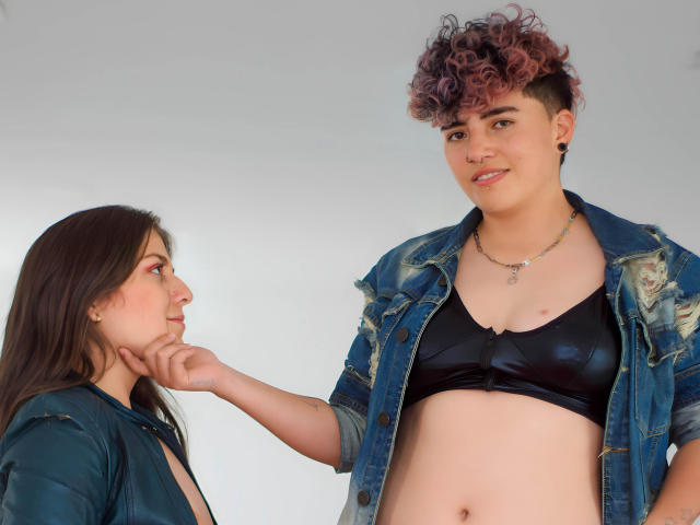 EmilyAndAdelee - Sexe cam en vivo - 18195258