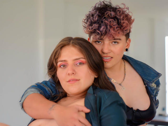 EmilyAndAdelee - Sexe cam en vivo - 18195302