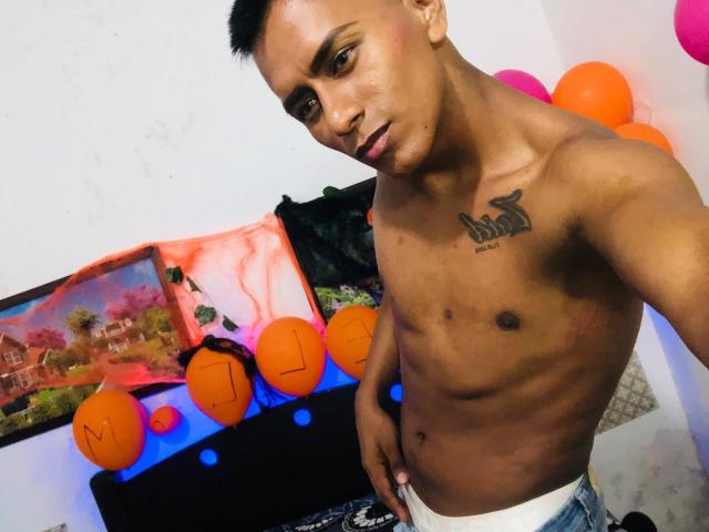 AlbertsBig - Live porn &amp; sex cam - 18199070