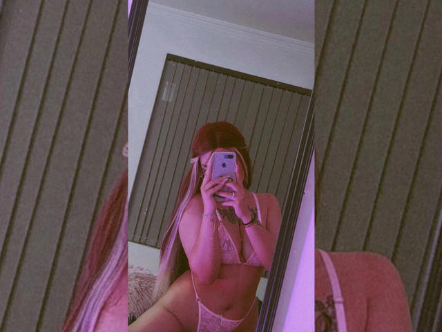 Rorie - Live Sex Cam - 18227130