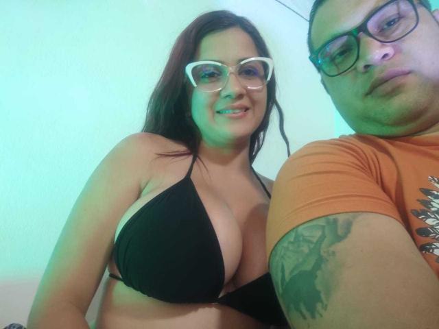 Steven y Paty con senos grandes en un top de bikini negro, y Steven y Paty con gafas y un brazo tatuado en una camisa naranja, sonriendo a la cámara..