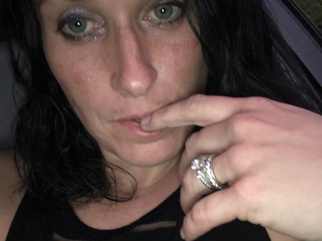 RDreamzCumTru tiene el cabello negro y lacio, ojos verdes, y está chupándose el dedo, con un anillo de plata en la mano, mirando hacia arriba con la boca ligeramente abierta..