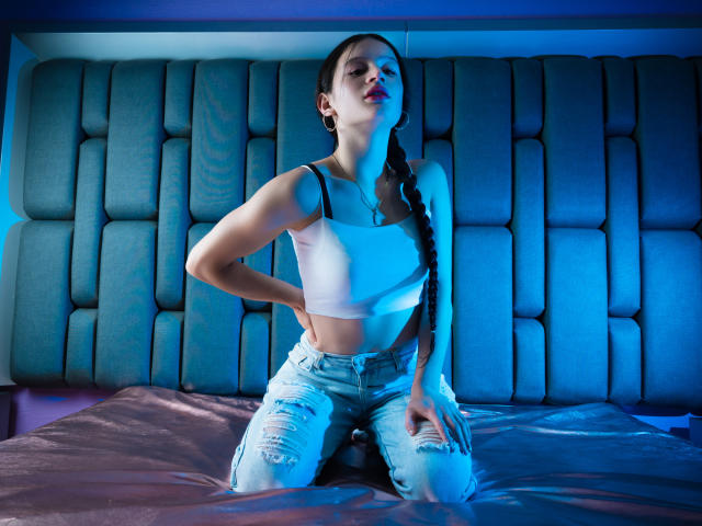 AdelaineBest - Live sex cam - 18385482