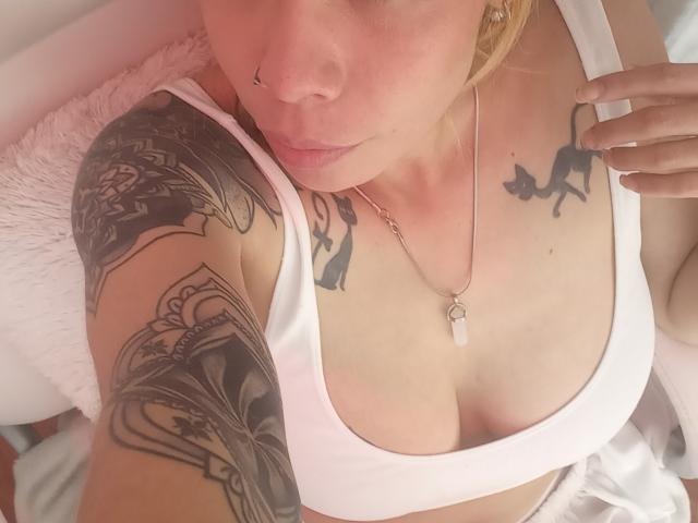 NicolleR - Live porn &amp; sex cam - 18397794