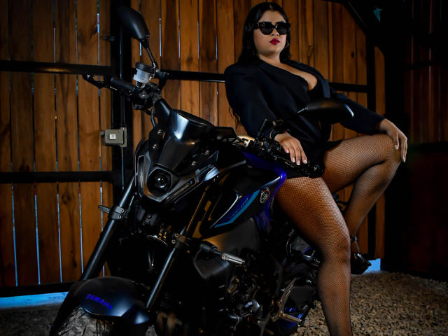 EmilyBoobss - Live porn &amp; sex cam - 18402962