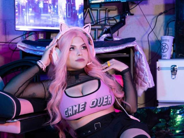 LuciaRobertz - Live Sex Cam - 18402978