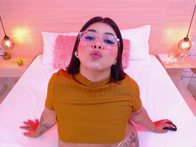 AnnikaRose - Live Sex Cam - 18427582