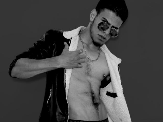 KevinMiller - Live porn &amp; sex cam - 18490378