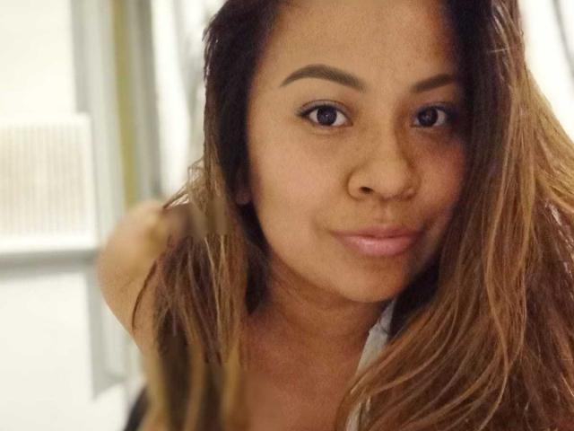 ValeriaFranco heeft een lichtbruine huid, bruine ogen en bruin haar op een selfie. Ze heeft een subtiele glimlach, haar neus is iets omhoog gekeerd en haar wenkbrauwen zijn licht gefronst. Haar borsten zijn niet zichtbaar..