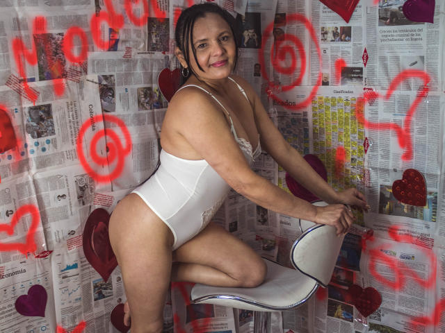 LeeslyStar - Live porn &amp; sex cam - 18518530