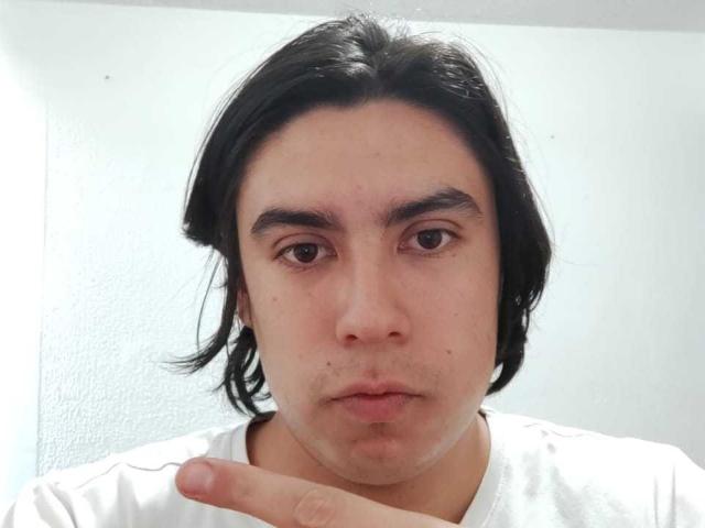 Zoordon ha capelli neri di lunghezza media, un viso leggermente paffuto, occhi marroni e indossa una camicia bianca, con un dito puntato vicino al mento. La sua pelle è chiara e presenta qualche brufolo..