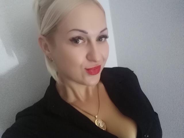 WhiteQueenX - Live sex cam - 18550962