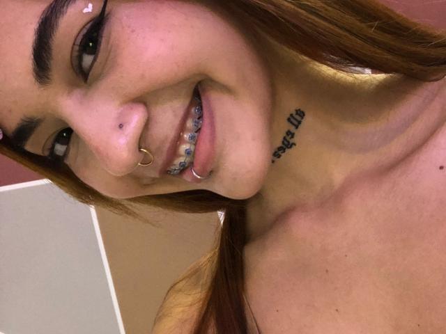 CieloSmith tiene un piercing en la nariz, dientes de metal y un tatuaje en el cuello con una sonrisa. Tiene el pelo castaño y lleva delineador de ojos negro. Sus senos no son visibles..