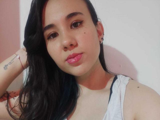 GrettaRomola - Live porn &amp; sex cam - 18820526