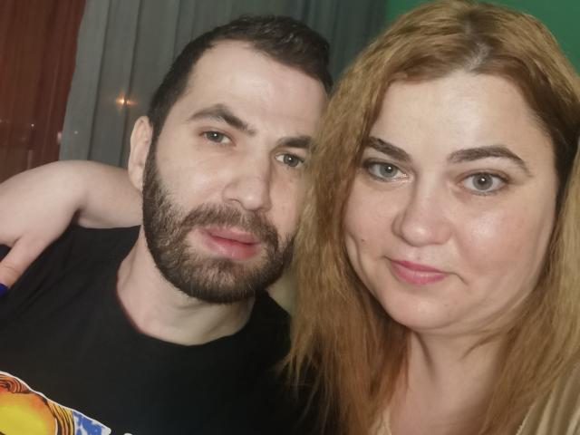 Nikole ha i capelli rossi, una carnagione chiara e un seno piccolo, sorride mostrando un labbro rosa. Jim ha una barba scura, una camicia nera e una corporatura media, con un'espressione seria..