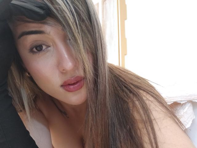 MaeCollins - Live porn &amp; sex cam - 18902330