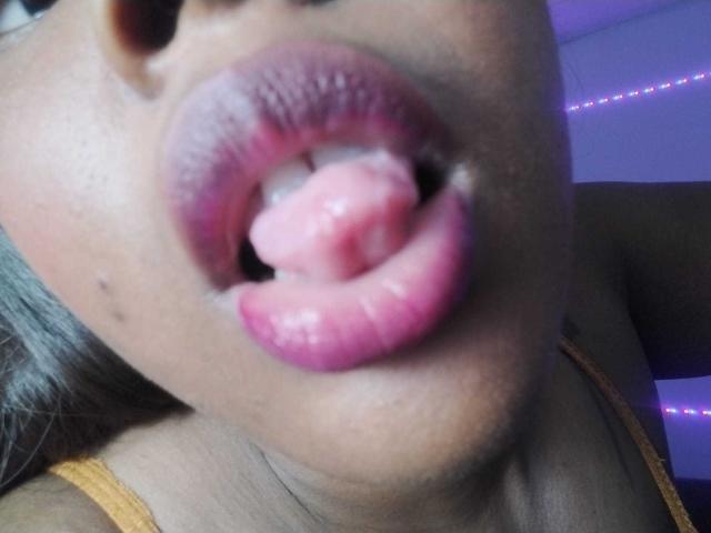 EmiraHot - Live sex cam - 18972078