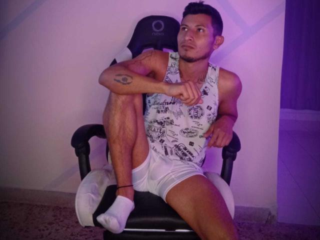 BenjaminGrey - Live porn &amp; sex cam - 18973298