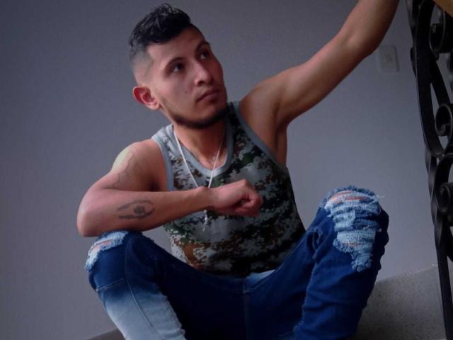 BenjaminGrey - Live porn &amp; sex cam - 18973334