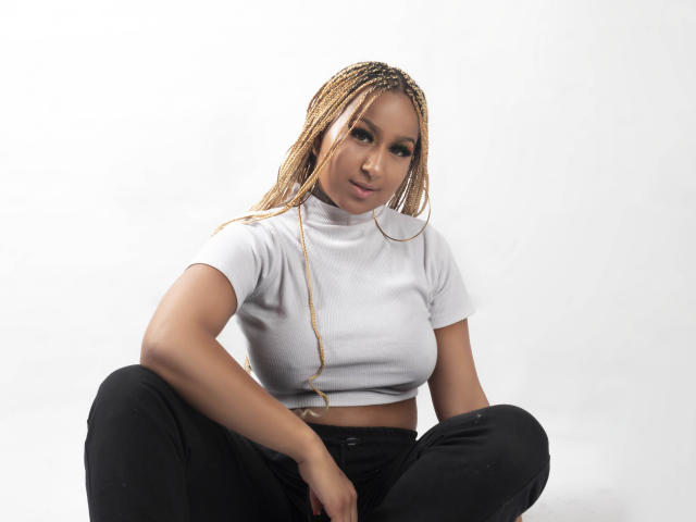 NicolettaCortez - Live sex cam - 18980130