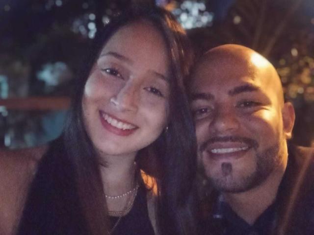 Esperanza e Nacho hanno le braccia l'uno intorno all'altra, sorridendo. Esperanza ha lunghi capelli neri e rossetto rosso, e indossa una maglietta nera. Nacho è calvo e ha un pizzetto..