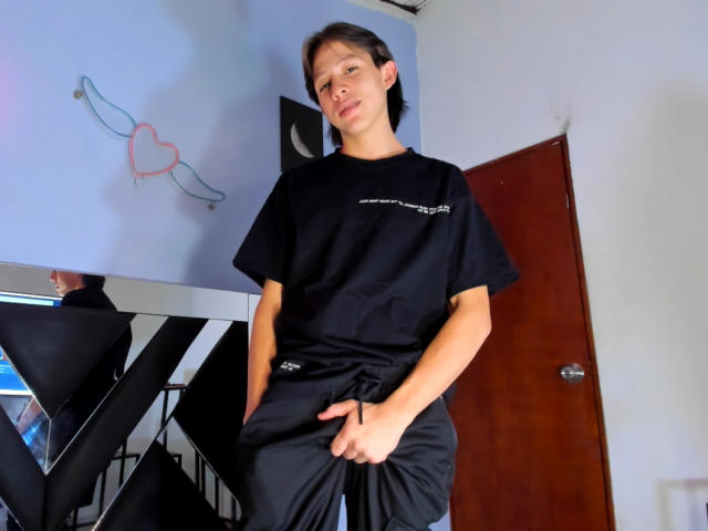 KevinBigCockX - сексуальная веб-камера в реальном времени - 19024722