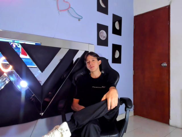 KevinBigCockX - Live Sex Cam - 19024774