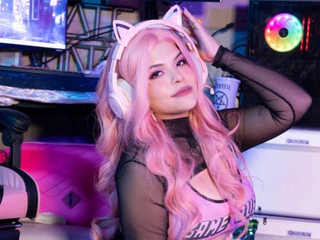 LuciaRobertz - Live Sex Cam - 19027766