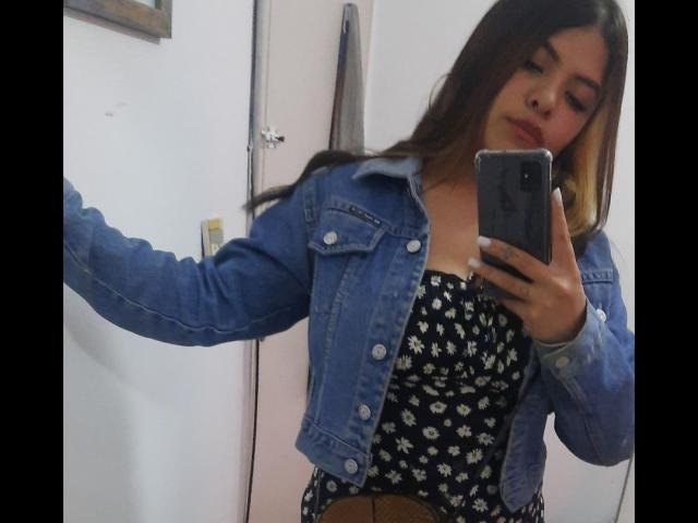 LuciaRobertz - Live porn &amp; sex cam - 19032818