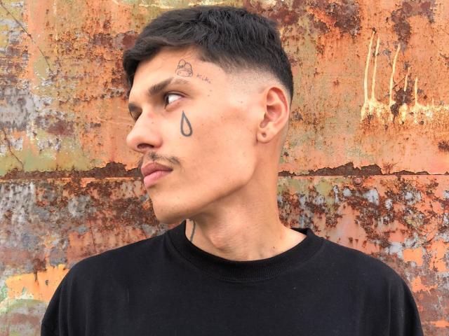 Hiesoka a les cheveux noirs courts, une moustache et un tatouage sur le front. Il porte une chemise noire, et il a un tatouage en forme de goutte d'eau sur sa joue droite..