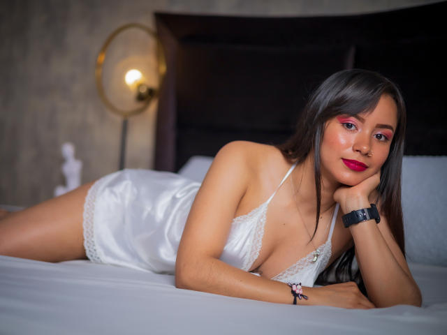 HollyWhite - Live Sex Cam - 19240210