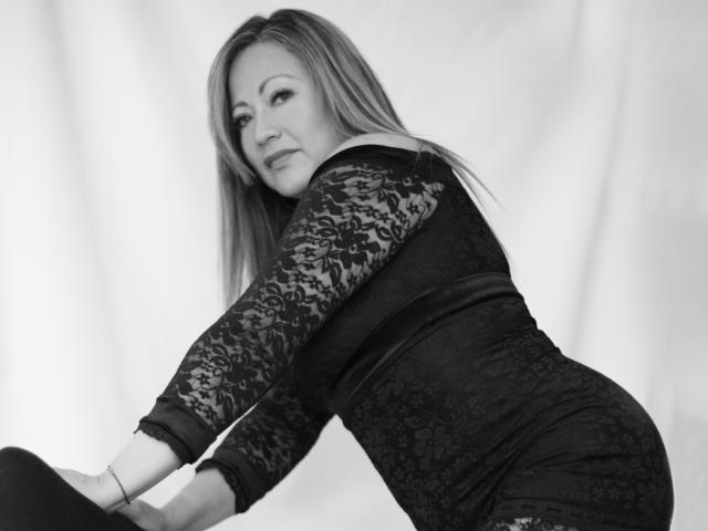 ChristinMoore - Live porn &amp; sex cam - 19472562