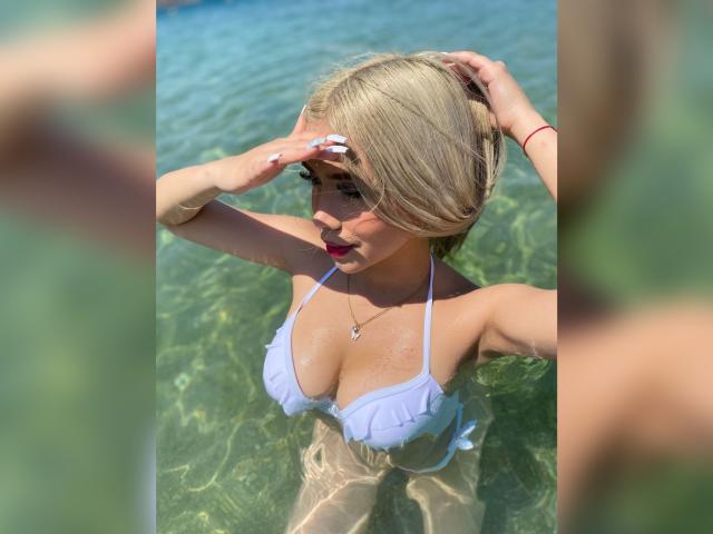 ChristieGarci - Live porn &amp; sex cam - 19589826