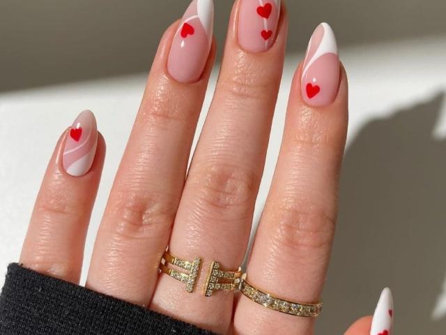 Las uñas de Linsay Colemann son rosas con puntas blancas, pequeños corazones rojos y un anillo dorado con diamantes en su dedo medio. Sin busto, sin trasero, sin vulva, solo uñas..