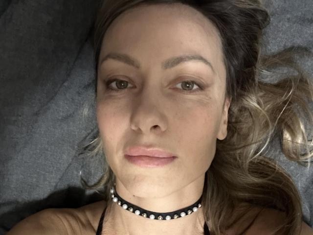 DesireCarolyn - Live porn &amp; sex cam - 19605430