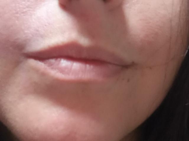 LaFrancaiseJessys volle, leicht geschwollene Lippen weisen eine kleine Linie trockener Haut und einen kleinen, schwarzen Muttermal auf der rechten Seite auf. Ihre hellrosa, leicht glänzenden Lippen sind mittig platziert..