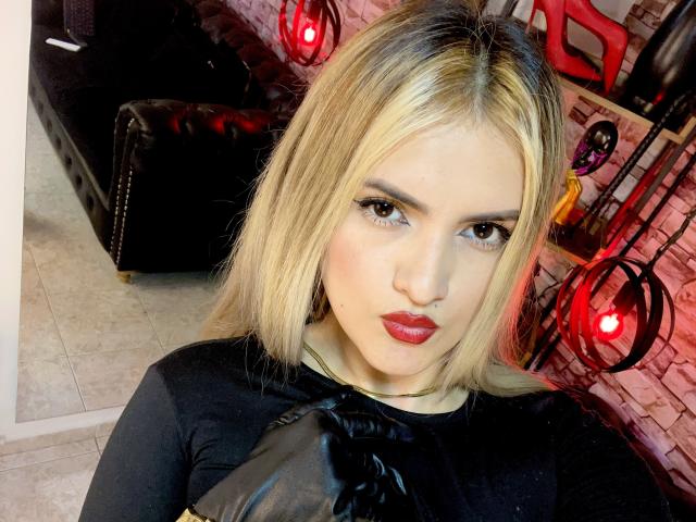 FiorellaStrong - Live porn &amp; sex cam - 19686262