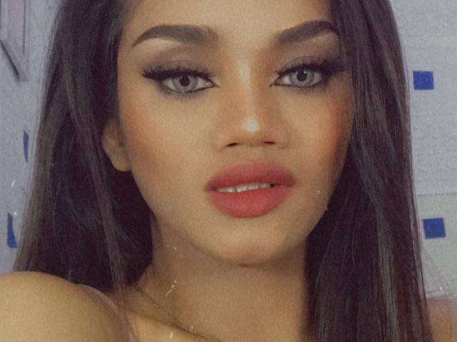 SevenInchesCockTS hat volle, sinnliche Lippen, dunklen Eyeliner und lange, dichte Wimpern. Ihre braunen Augen werden von dicken, gebogenen Augenbrauen umrahmt. Sie hat langes, glattes, braunes Haar..