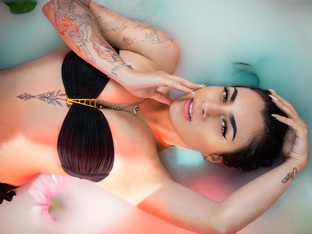 LucyMCorny - Live Sex Cam - 19867070