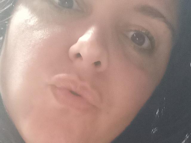 O rosto de LaFrancaiseJessy, mostrando seus lábios inchados e a boca ligeiramente entreaberta, com o nariz e os olhos castanhos em destaque, e o cabelo preto parcialmente visível..