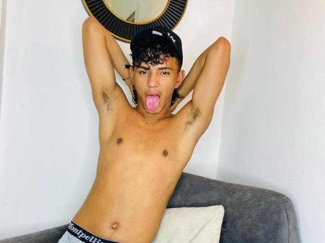 ElvisHerrera - Live porn &amp; sex cam - 20008706