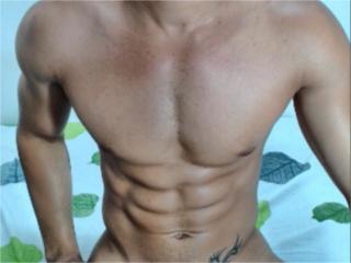 HardHotBody - Spectacle sexe avec ce Homme sans poils sur le service Xlovecam 