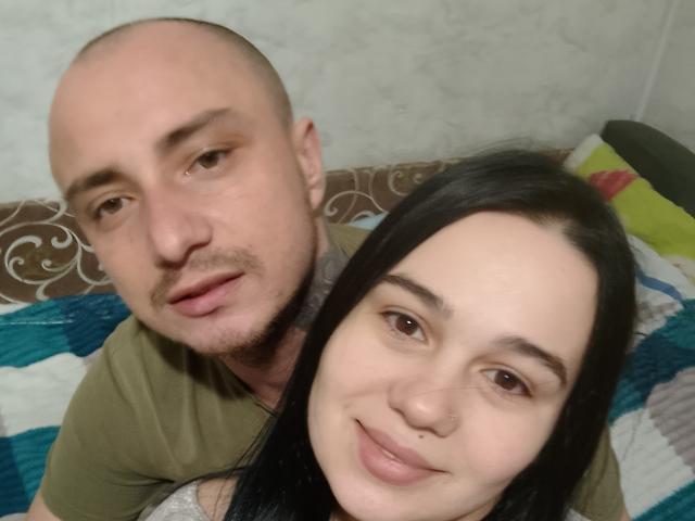 DaraCpl, con la cabeza calva y ojos marrones claros, y DaraCpl, con el pelo largo y negro y ojos marrones, ambas sonriendo a la cámara. Ella tiene un piercing en la nariz muy lindo..