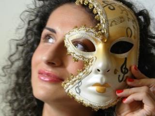 Rayelle - Live cam sexy avec une Resplendissante bombe sexy avec le sexe entièrement rasé  